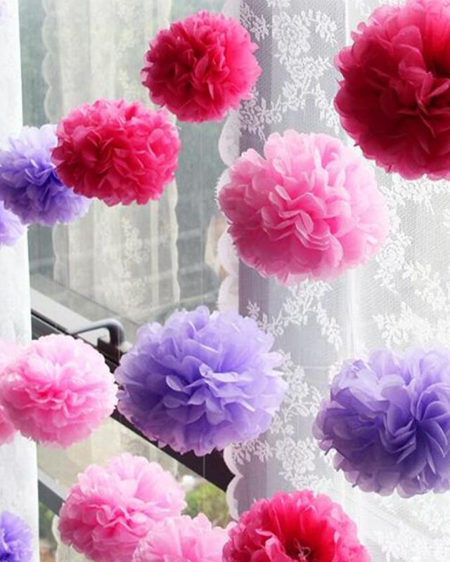 Украшение, декор окна помпонами из бумаги
