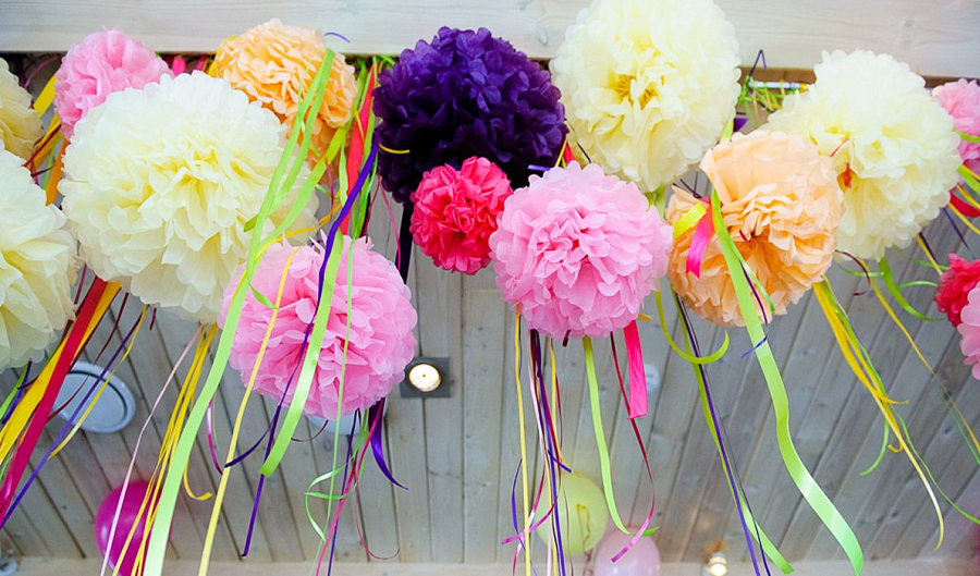 Декор потолка, арки из ярких разноцветных бумажных помпонов